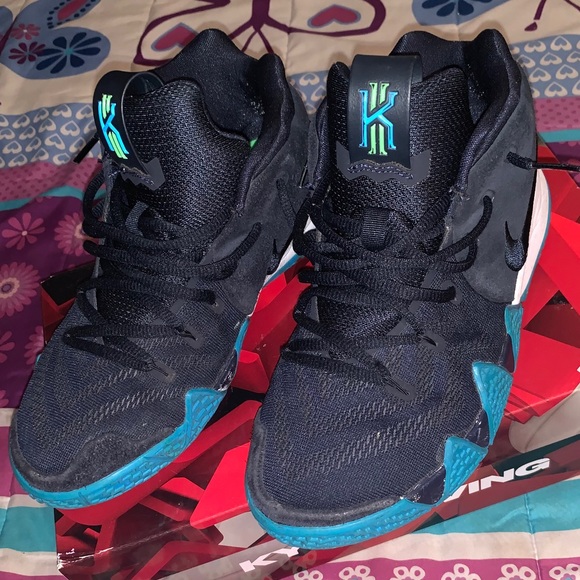 Gently Worn Navy Kyrie Irving 4 Youth Size 6.5 - Picture 2 of 5